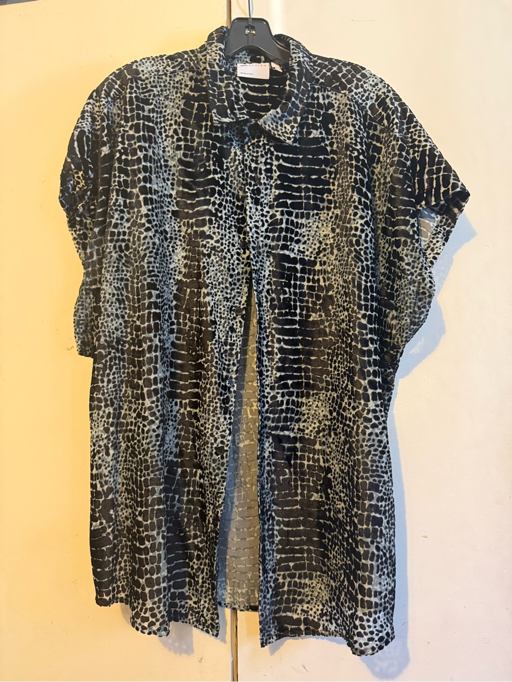 Men’s short-sleeve velvet animal print in black and gray.